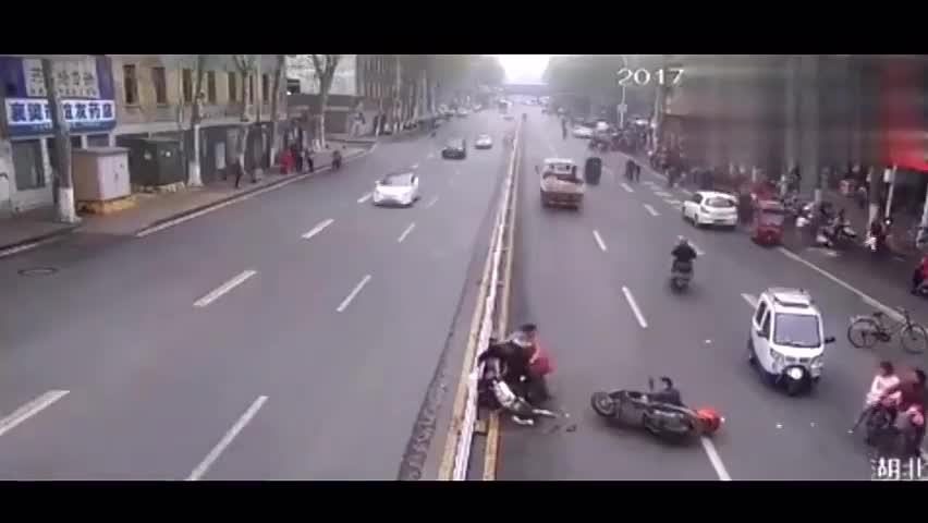 最奇葩车祸现场：小伙机智用电动车助攻失控卡车刹车