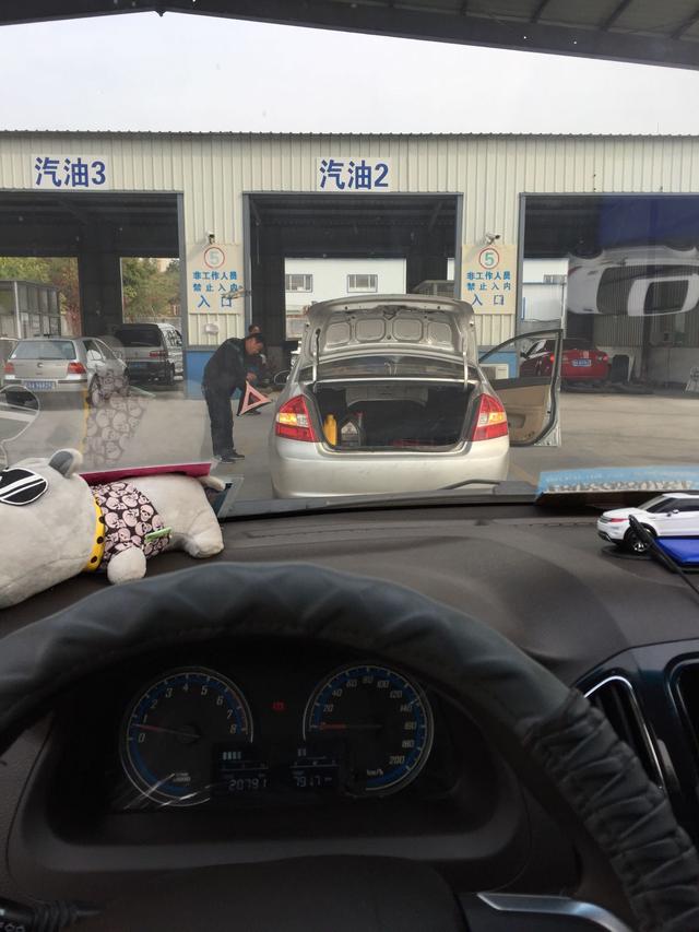 千万不要再私自改装车辆灯光了,审车时绝对过不去