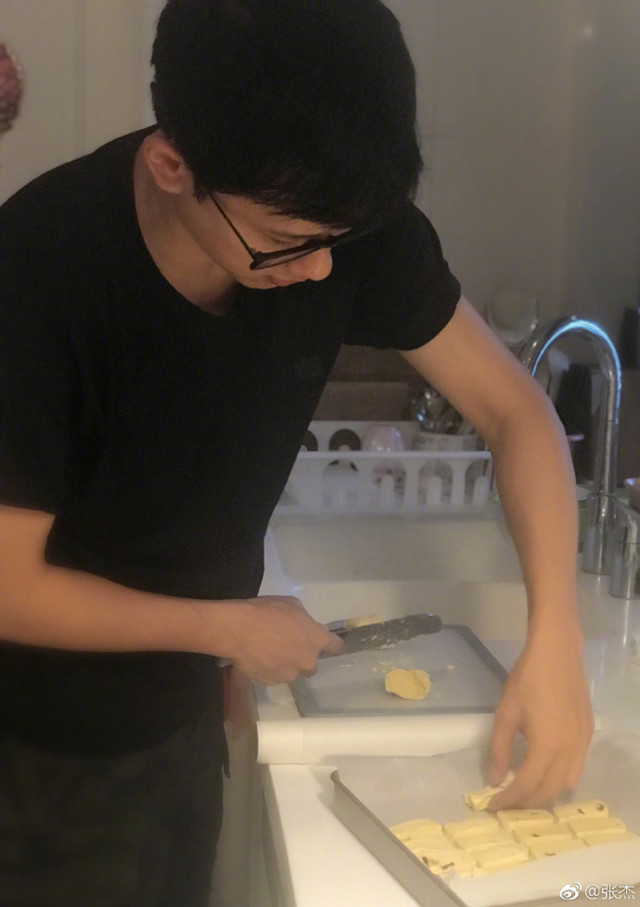 谢娜在家养胎表弟大显厨艺 谢娜近照曝光孕相明显变胖不少