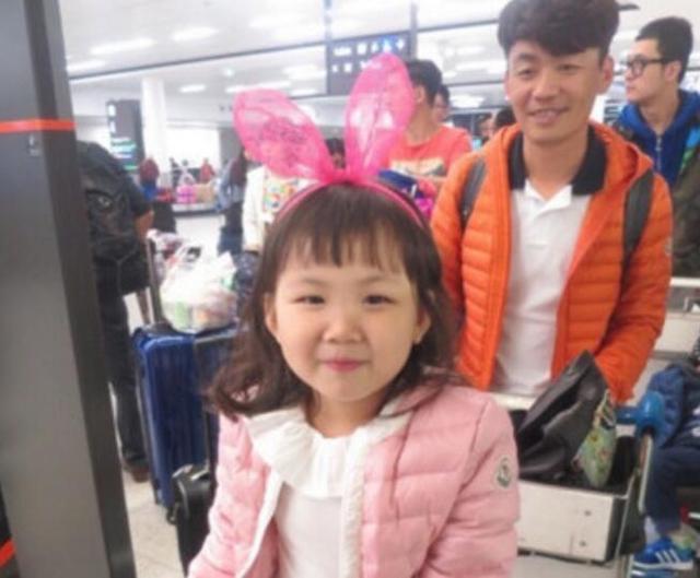 宝强哭了,一年难见女儿一面,马蓉7岁儿子帅过王宝强?