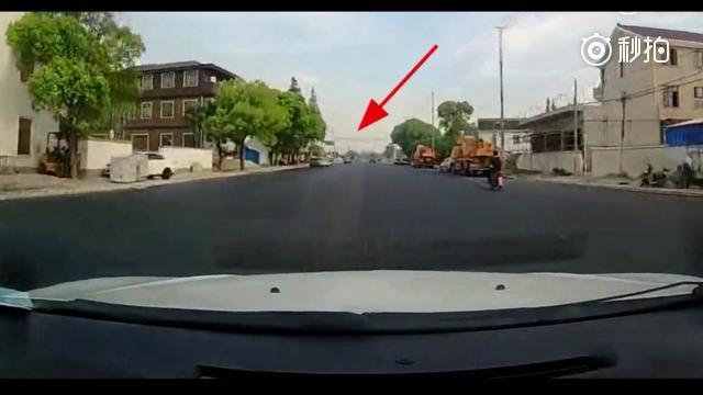 这汽车这样任性掉头 难怪卡车司机要揍你！