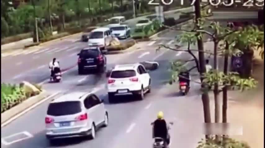 本是好心让电动车先过，没想到却把他给害了，监控拍下这样一幕