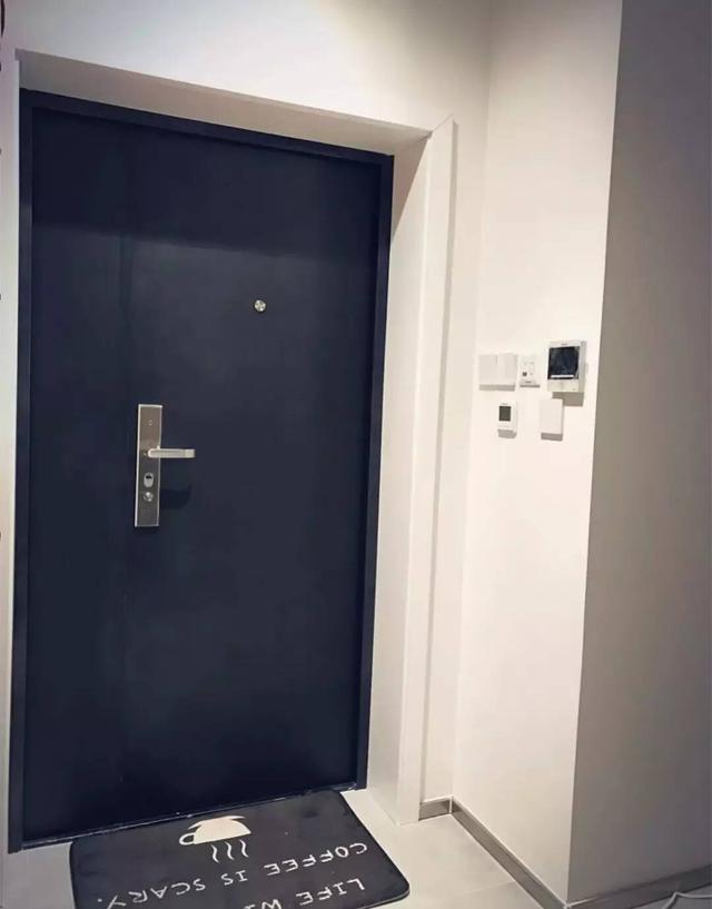 门与门套，一定要相同颜色吗？你家装错了吧？