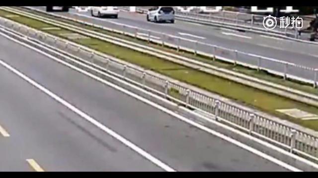 见街边有女子招手叫车，出租车突然这样做，没想到闯了大祸