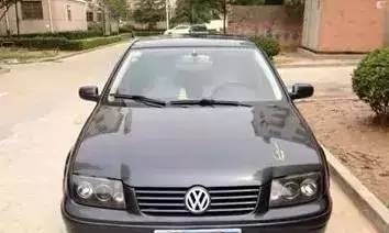 还有就是现在很多车型都配备的双曲率后视镜,在镜子外侧是广角设计的,也能很大程度减小盲区。