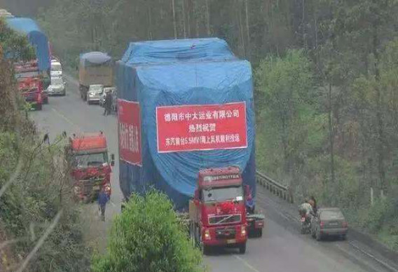 这些大货车超载十几倍交警不罚款还全程护送,