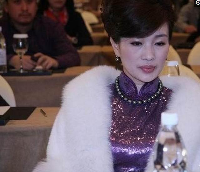 周立波55岁妻子近照，原来长这模样，难怪至今不愿公开她