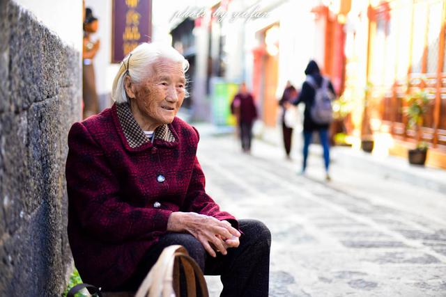 云南92岁的老奶奶在街边卖了80年早餐,已成了和顺古镇