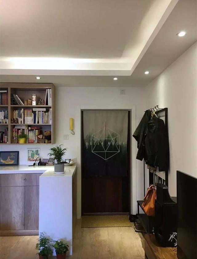 门与门套，一定要相同颜色吗？你家装错了吧？