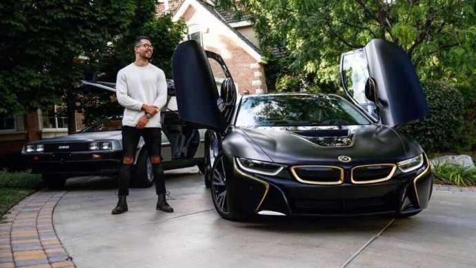 美国富二代刚买的定制版i8,第二天就被砸,原因让人大呼“活该”