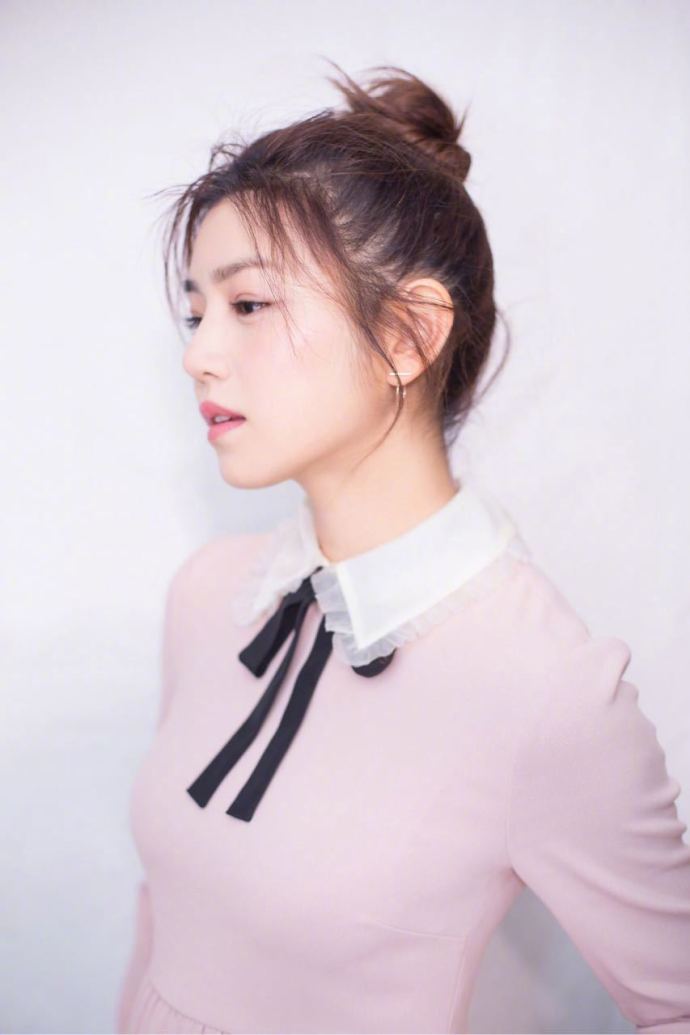 陈妍希晒出粉色连衣裙写真,面容清秀身材姣好,网友:最美辣妈