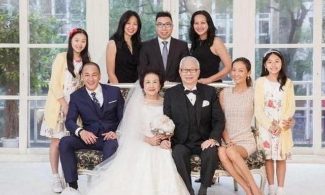 何润东夫妇婚纱照首次曝光，而粉丝们却关心他的发型腿和老婆肤色