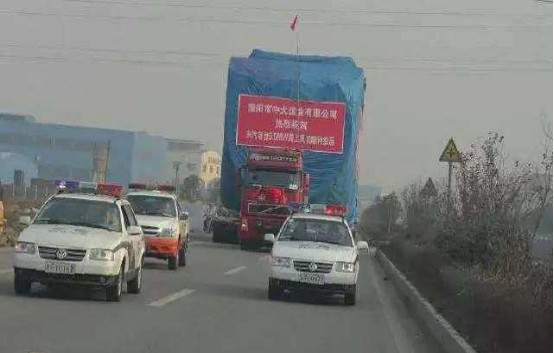 这些大货车超载十几倍交警不罚款还全程护送,