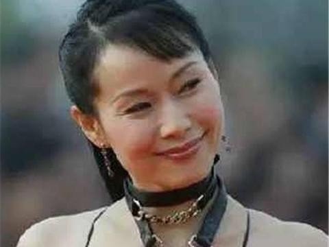白娘子爱人，嫁豪门坐豪车，今54岁无法生育，原谅丈夫出轨8次！