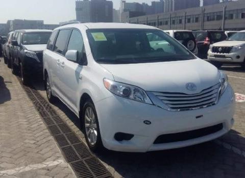 17款丰田塞纳 中端商务车的最佳选择