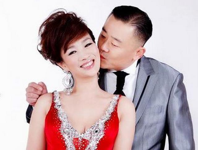 周立波55岁妻子近照，原来长这模样，难怪至今不愿公开她