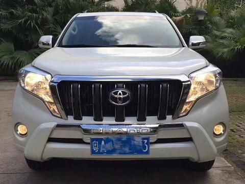 这辆丰田霸道4000售价29万，最顶真皮座椅，越野性能非常好