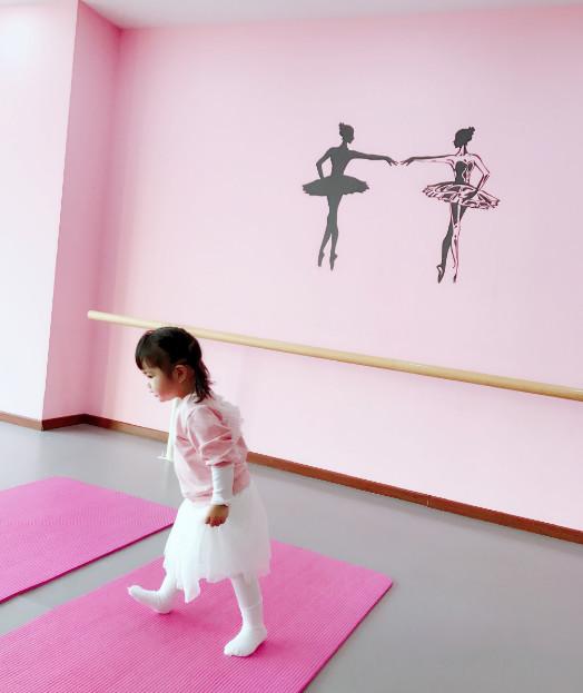 饺子开始上舞蹈课了,跳起舞真有女神气质