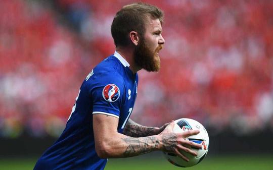 FIFA规定界外球必须从头后掷出,双脚不能离的