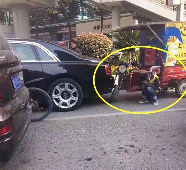 快递小哥骑车追尾劳斯莱斯, 得知赔偿价格后吓