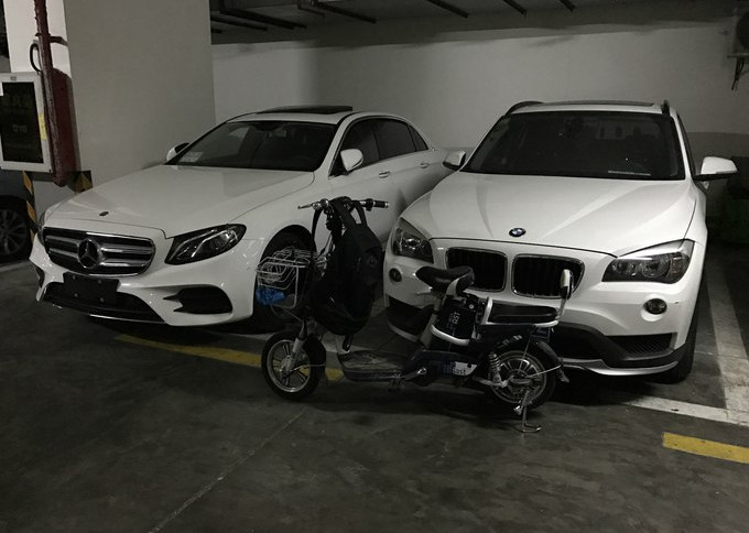 48万元买辆白色奔驰E200L,然而车主家的另外