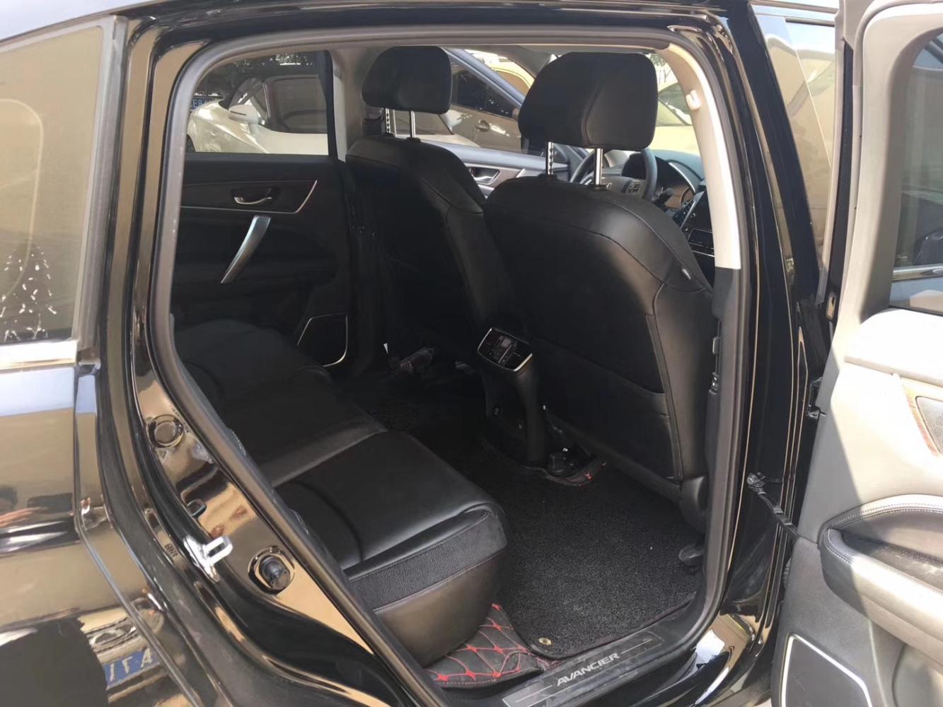 在二手车市场看到一台本田冠道,外观看上去还