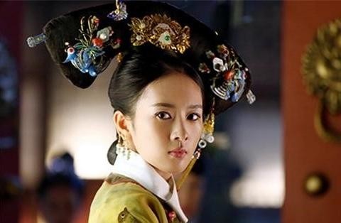 她拍完处女作，就遭星二代男友暴打，如今难成名，却出行皆豪车
