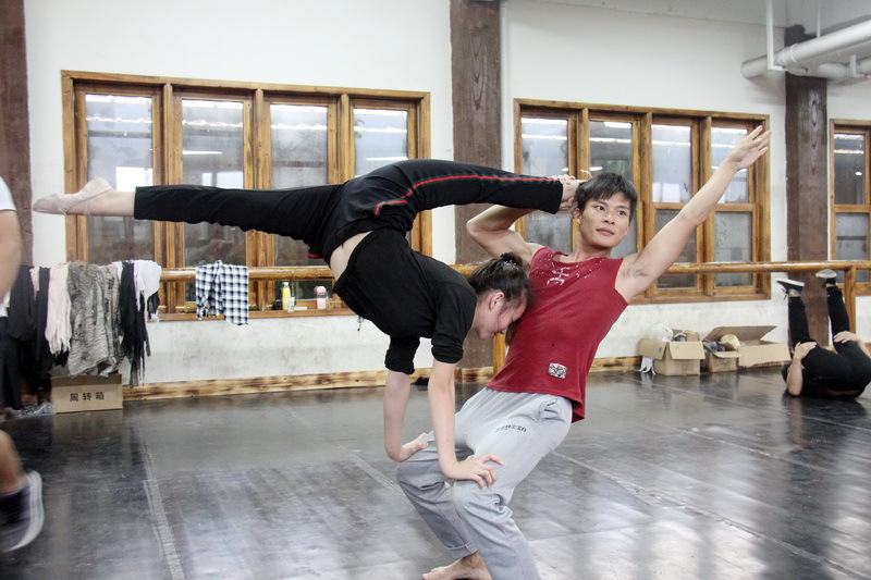 大学生的一字马小儿科,佛山景区演员竟然在山