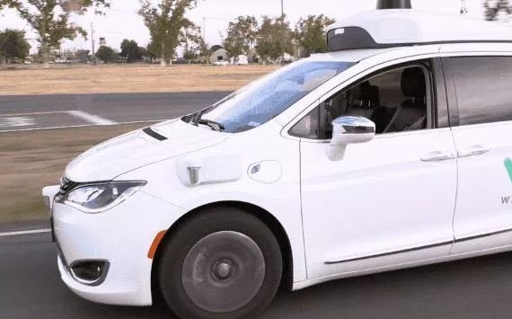 人类历史上首次，完全无人的谷歌无人车上路了！