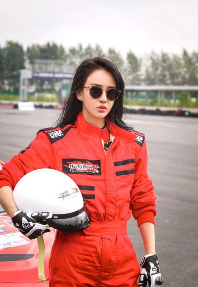 中国内地瑜伽导师母其弥雅更新自己个人社交媒体晒出一组化身赛车手美