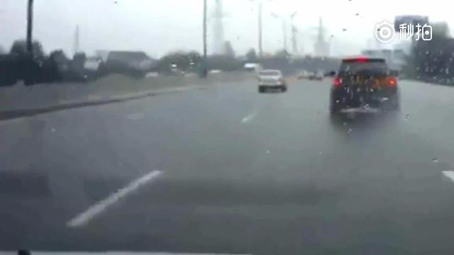 奇葩司机:黑色SUV来回变6车道，看到他的下场我就放心！