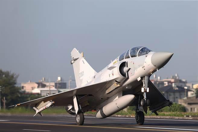 台军扎心了,一架幻影-2000战机坠海!曾是最强