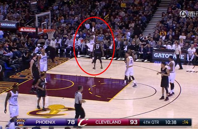 詹姆斯生涯最妖勾手,踩着三分线竟然空心,