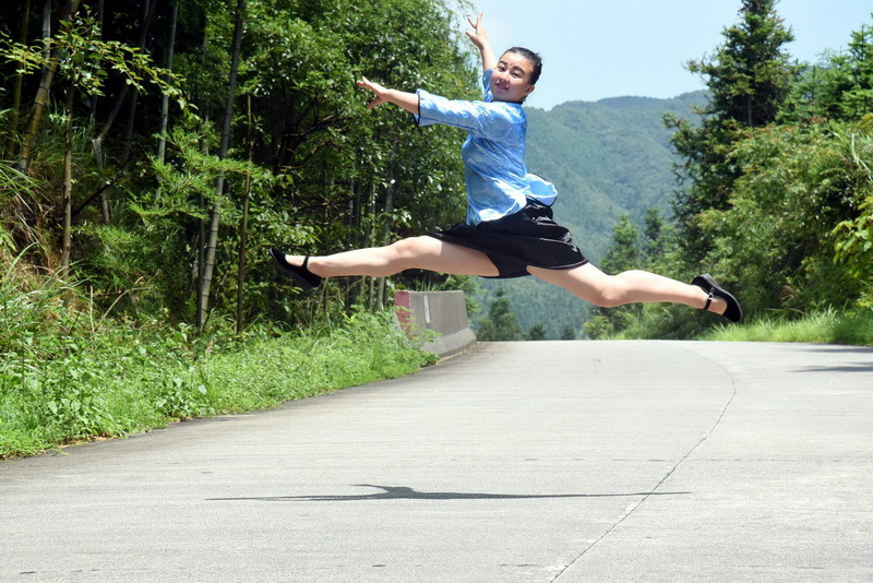 大学生的一字马小儿科,佛山景区演员竟然在山