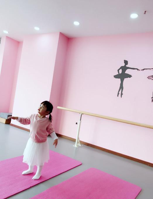 饺子开始上舞蹈课了,跳起舞真有女神气质