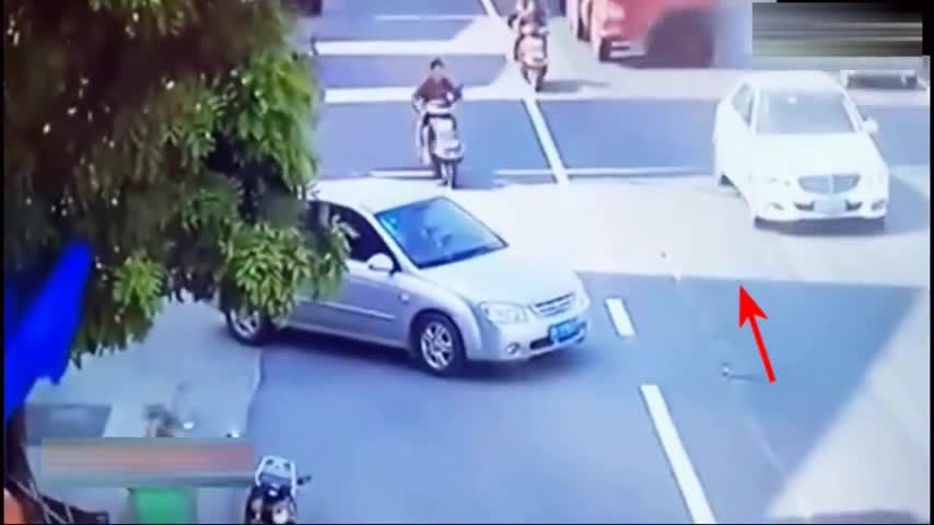 电动车男子随意变道，把身后女朋友送入大货车轮下，自己崩溃了