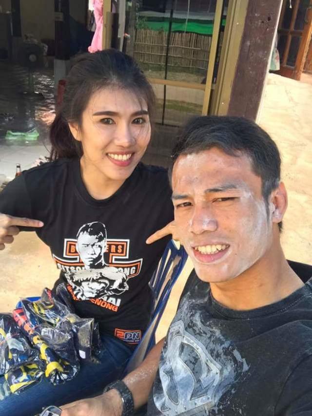 西提猜女友为一龙被KO点赞,力挺西提猜终结播求