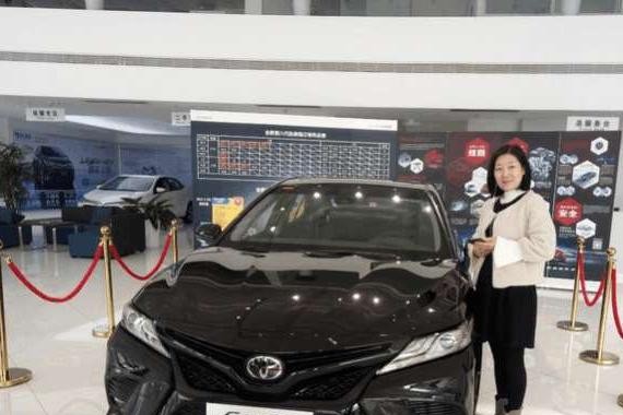 全国首位新款凯美瑞女车主诞生, 后排空调出风口塑料感很强