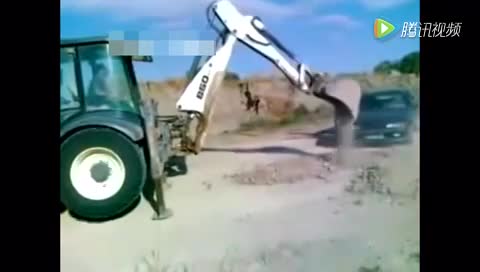 宝马司机惹怒挖掘机车主 接下来疯狂的一幕出现了