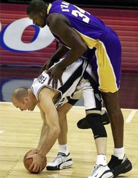 nba尴尬瞬间,科比跟队友亲嘴庆祝,奥尼尔刹不住脚步