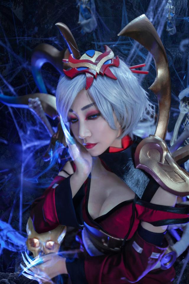 lol:腥红之月·伊莉丝cos,这样的蜘蛛才适合打野