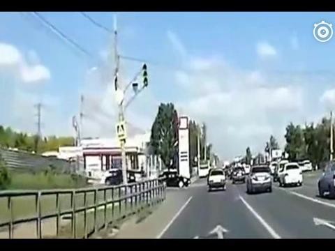 大货车闯红灯 黑色轿车偏不信邪 监控拍下这一幕 老婆崩溃了！