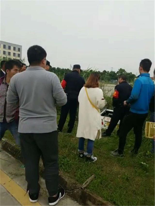 不就是一直角转弯嘛, 女司机直接把车开到水塘