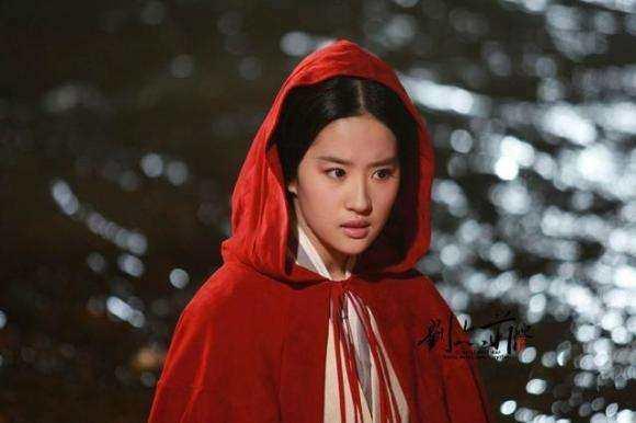 好漂亮的红色斗篷!刘亦菲杨幂穿上后真美,不过