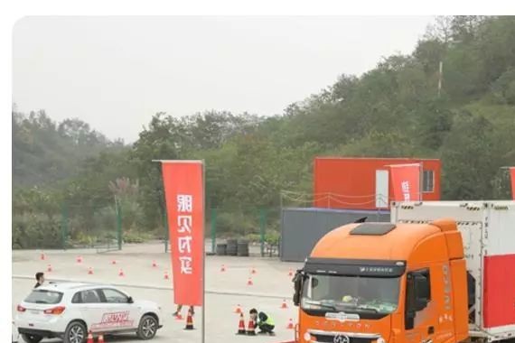 营销很给力，2018款劲炫拉40吨大卡车成功震惊眼球！｜车业杂谈