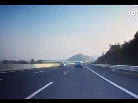 经常跑高速的新老司机注意了，前方的天窗也有可能砸向你.