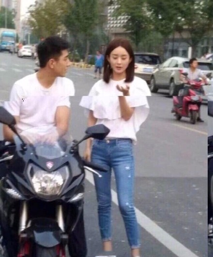 赵丽颖素颜被路人拍到 聊天说笑近距离看也真的漂亮