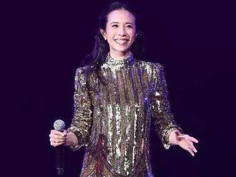 百变女神莫文蔚,唱功了得身材完美,座驾很低调