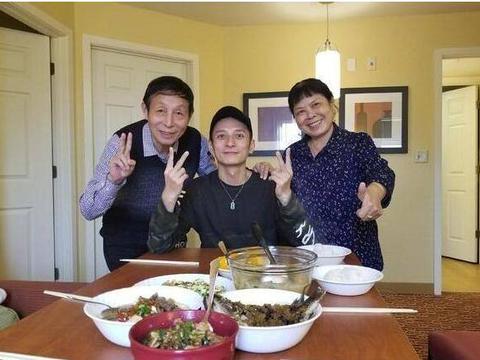 李维嘉在家里小聚多一双筷子,为何多出这么. 来