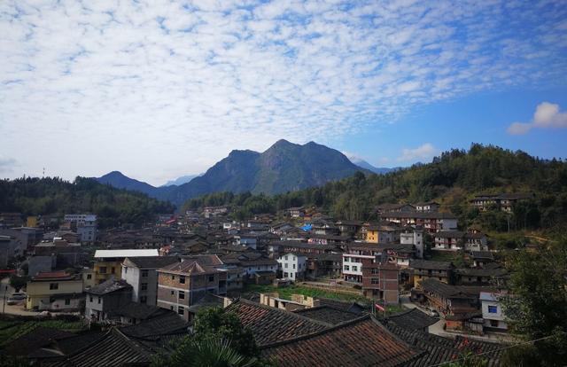 它是中国最美乡村却留不住人，其学校只剩下两个学生